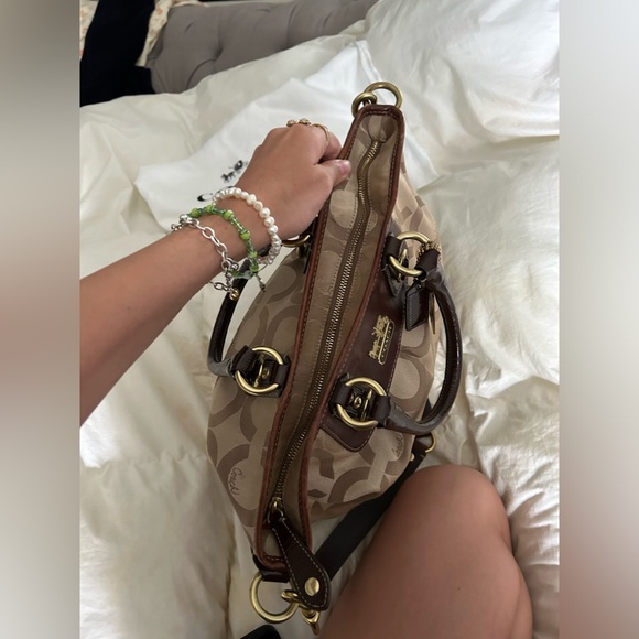 Medium sized Coach purse - Picture 5 of 11